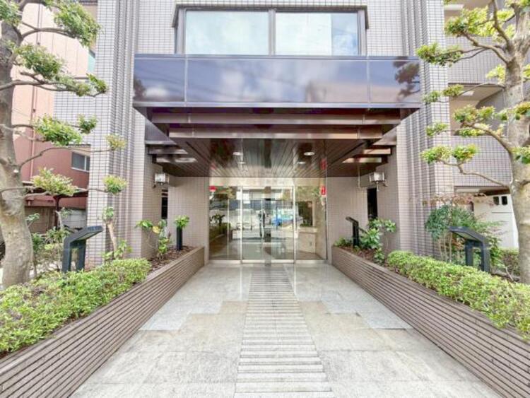 エントランス 【エントランス】重厚感の溢れるエントランスはマンションの顔！帰宅時、来客時に誇れる空間を演出します！ 