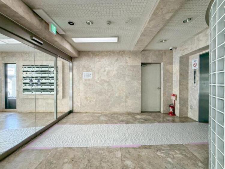 エントランス 【エントランス】重厚感の溢れるエントランスはマンションの顔！帰宅時、来客時に誇れる空間を演出します！ 