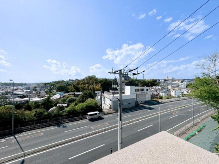 その他 【バルコニー】思わず大きく深呼吸したくなるバルコニー！空が青く、近く、広く感じる事が出来ます。 