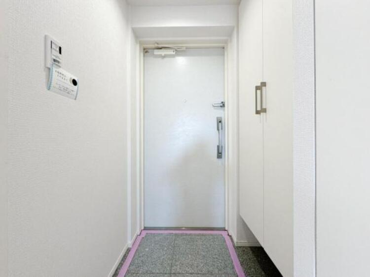 その他 【玄関】明るく広い玄関には収納力に優れたシューズボックス。　靴をスッキリと整頓することができます。 