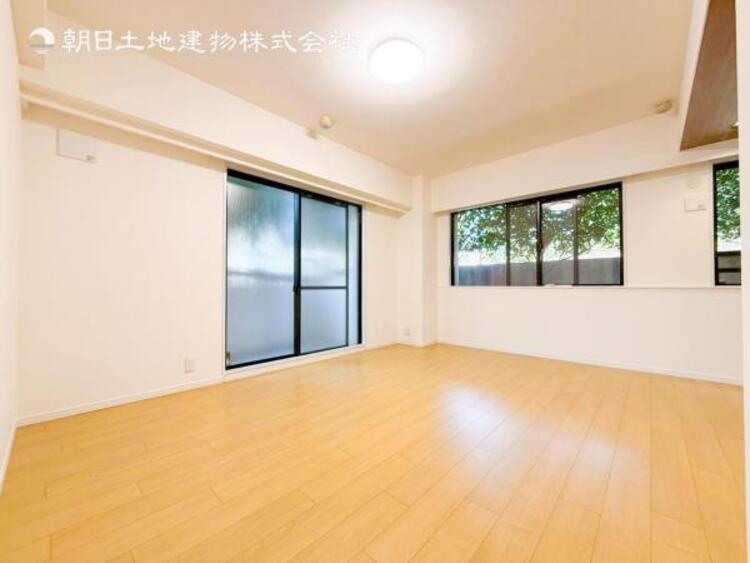 居間 お天気が晴れの日は照明をつけなくても充分明るいリビングです！どこか落ち着きのある広々とした内装です！皆で過ごす空間が、目に浮かんでくる様な優しいリビングダイニングです！くつろいだり楽しい時間を是非！ 