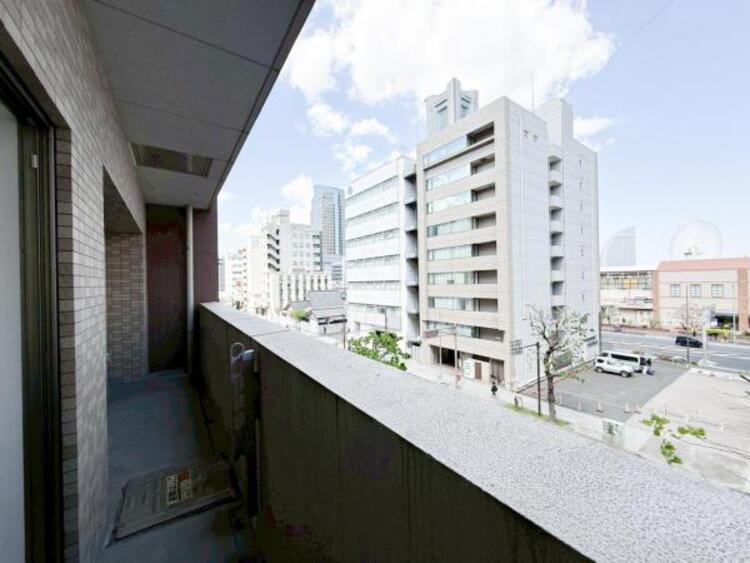その他 【バルコニー】思わず大きく深呼吸したくなるバルコニー！空が青く、近く、広く感じる事が出来ます。 