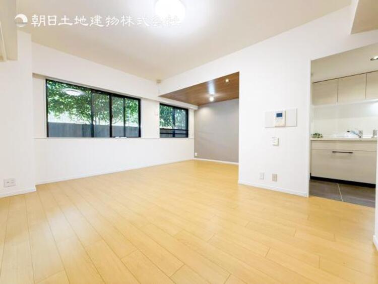 居間 リビングにあふれる採光と心地よい風のつどう調和された空間！！生活を彩る充実した日々が過ごせそうです。家族の滞在期間が長くなることを予測して、設計士が思いと工夫をこらした自慢のリビングダイニング！！！ 
