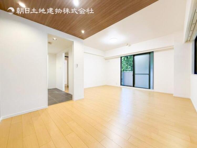 居間 開放感とプライベート感が見事に両立されたリビングダイニング！通常では相反するファクターがともにそろうと極上のくつろぎ空間が生まれます。だれにも譲りたくない至福の空間で過ごす日々は生活をより豊かにします 
