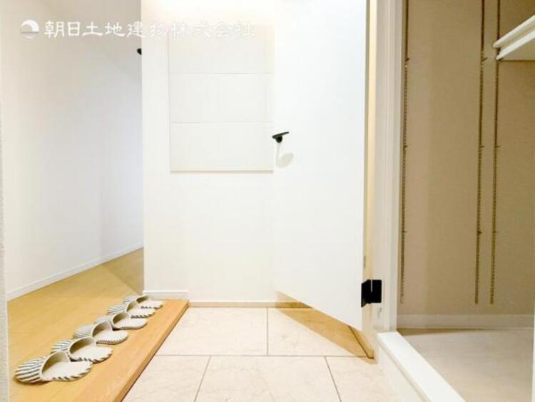 その他 【玄関】明るく広い玄関には収納力に優れたシューズボックス。　靴をスッキリと整頓することができます。 