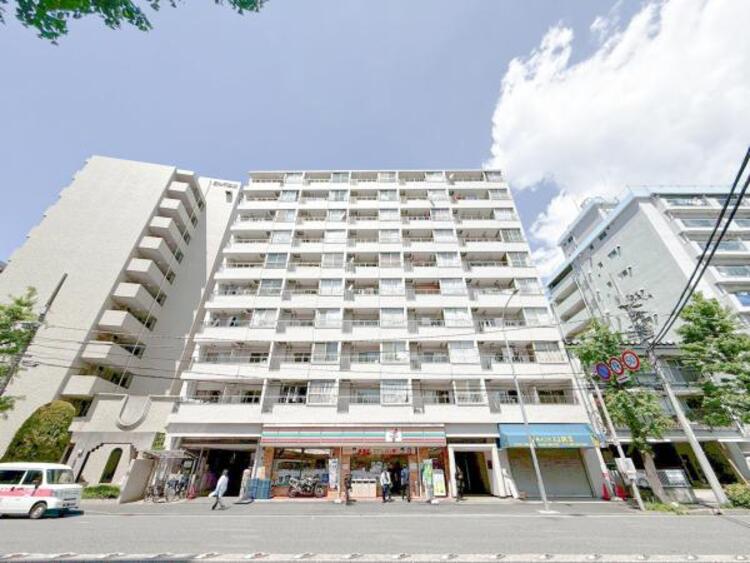 外観 緑に恵まれたエリアで、自然に包まれた穏やかな暮らしを実現！！緑の潤いを感じながらホッと生活できそう。四季の移り変わりを感じられる贅沢な空間で、暮らしの夢を育む、あらたな住生活をスタートしてみませんか？ 