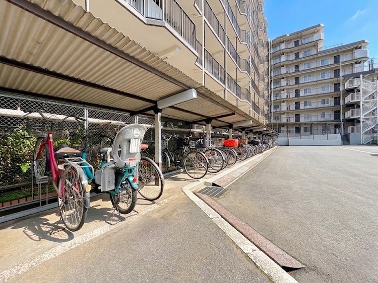 設備 整理整頓された駐輪場で、管理体制の良好さがうかがえます。