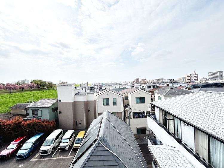 バルコニー 窓を開けると広がる青空。心をリフレッシュして日々を過ごしていきましょう。