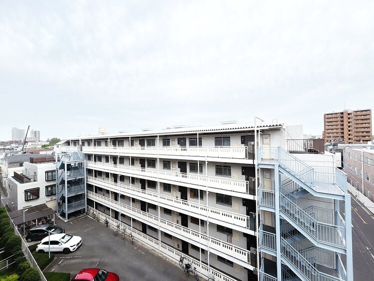バルコニー 窓を開けると広がる青空。心をリフレッシュして日々を過ごしていきましょう。