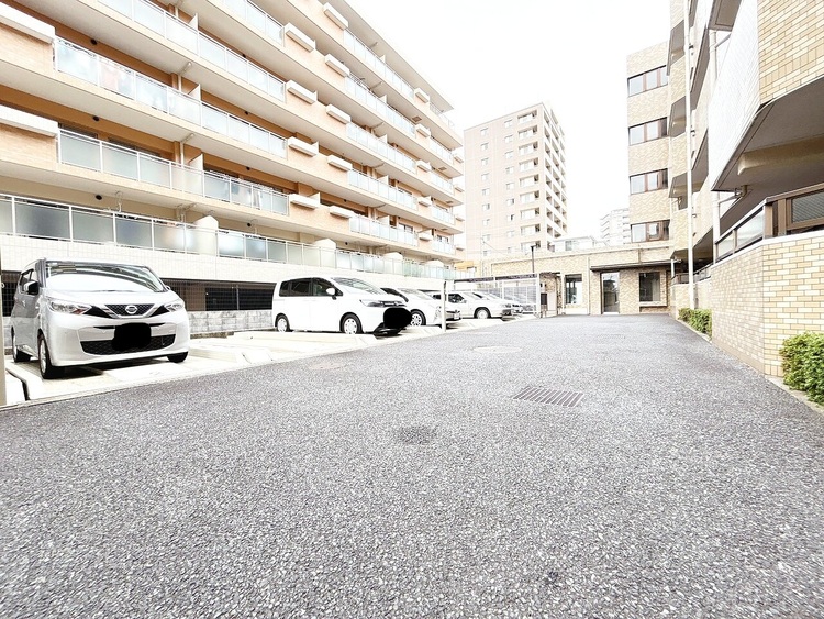 駐車場 本物件の駐車スペースです。車種制限のある場合もございますので、お気軽にお問い合わせくださいませ。