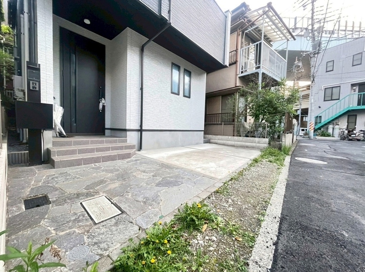 駐車場 本物件の駐車スペースです。車種制限のある場合もございますので、お気軽にお問い合わせくださいませ。