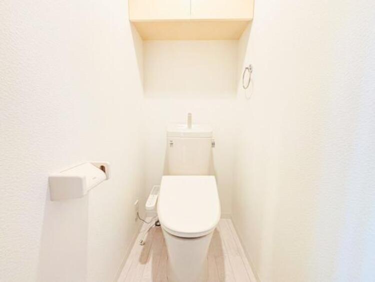 トイレ 白を基調としたウォシュレットトイレは清潔感あるプライベート空間を演出します。 