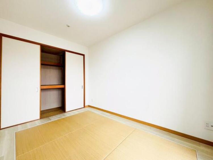 収納 和室の押し入れは奥行きがあるので、お子様のオモチャはもちろん、趣味のお荷物も十分収納が可能です。日常で使わないものや食料のストックにも重宝します。 