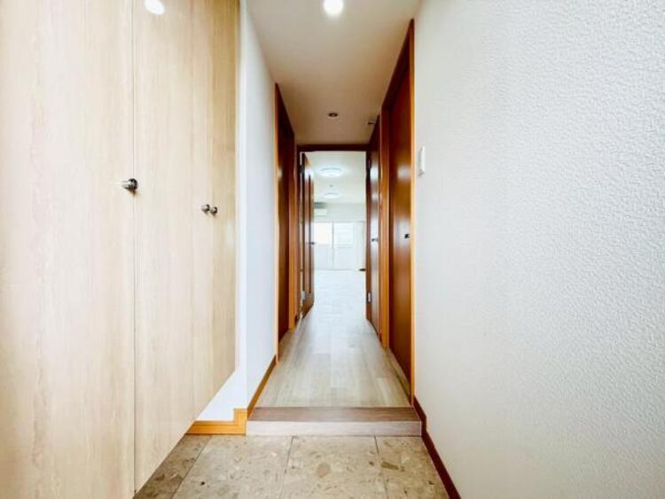 その他 上質感漂う玄関と廊下。居住者の帰り・訪れる方を優しく迎える、安らぎに満ちた生活空間を予感させます。 