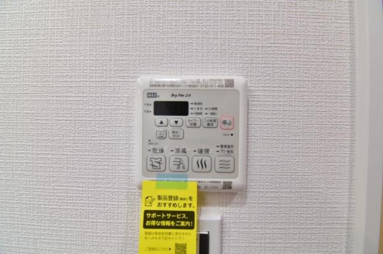 設備 浴室には浴室換気乾燥機を設置。雨天時も洗濯物を干すことができます。さらに冬場は脱衣所や浴室の暖房代わりとなり、ヒートショックなどの抑制が期待できます。