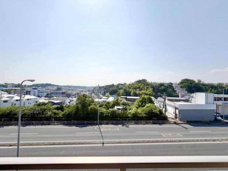 その他 開放感のある眺望。季節による景色の変化を　日常の生活と共に感じてください。