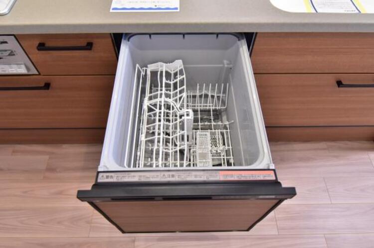 設備 食器洗浄乾燥機　食器洗浄乾燥機を標準装備。作動中は他の家事を並行して進めることができ、家事の時短と負担軽減につながります。高温、高圧水流で洗浄するため、除菌・消臭効果が期待でき、衛生面での安心感が高まります。また、手荒れの心配もなくなります。