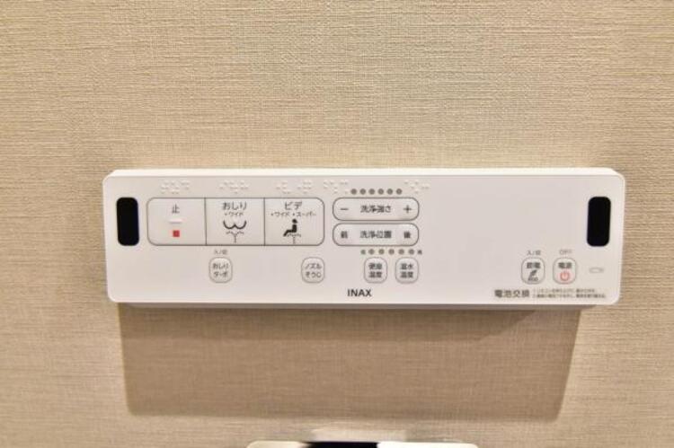 設備 シャワートイレ　シャワートイレを標準装備。操作パネルで、洗浄機能や温度設定などもラクラク設定できます。