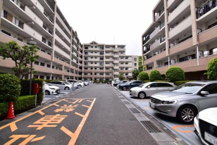 駐車場 敷地内に設けられた駐車スペース。