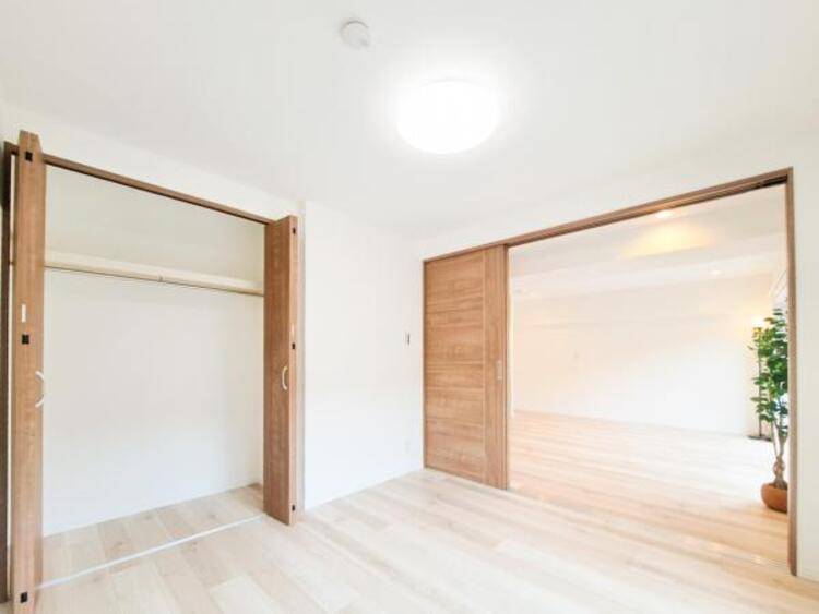 収納 クローゼットには棚やハンガーパイプが備えられているので、大切なお洋服にしわを付けずにそのまましまうことが出来ます。