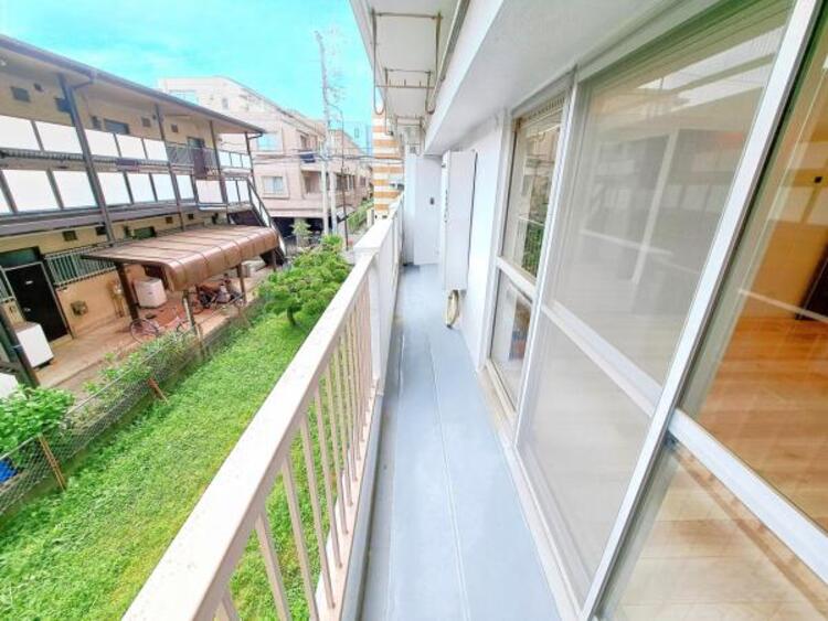 バルコニー ２部屋またぐ広さの風通しのよいバルコニー。お洗濯物も乾かしやすいですね。
