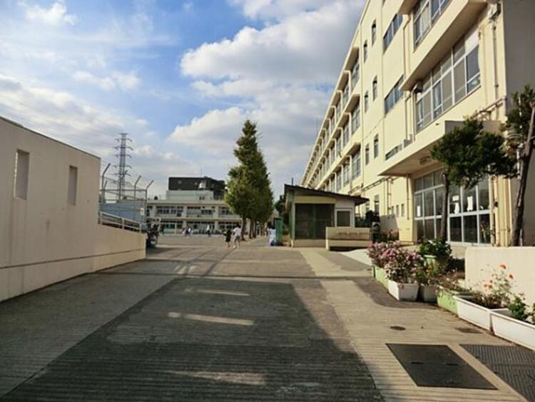 周辺 横浜市立日吉南小学校　530ｍ