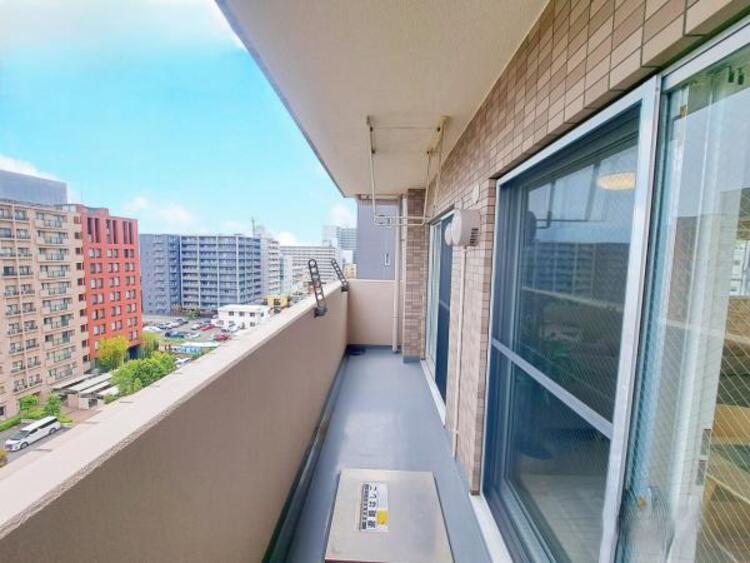 その他 角部屋　二面以上から陽光がふりそそぎ、明るい角住戸。開口部が多いため風も吹抜けます。さらに隣接する住戸は片側のみのため、プライバシー性にも優れます。