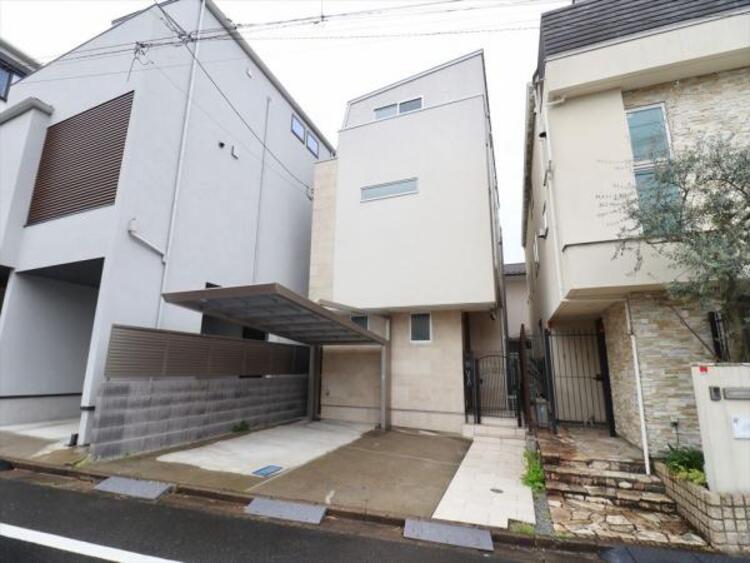 外観 街に溶けこみ美しい景観を生み出すこの邸宅は、採光や風通しまで考え抜いて造り上げました。