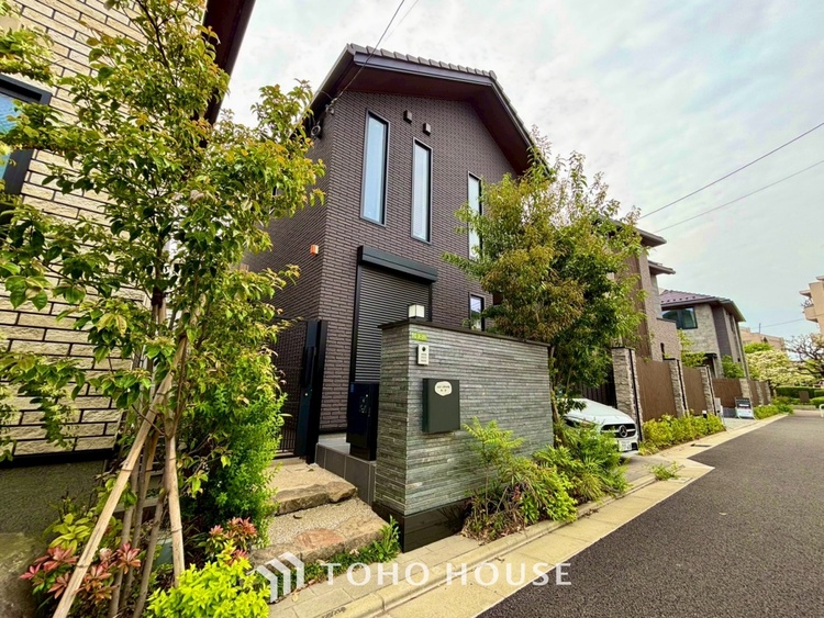 内装 【木漏れ日】の様な採光が優しく足元を照らし、心地いい暮らしの道しるべを写し出す。この空間で過ごす家族との語らいの時間がとても素敵で幸せを感じるかもしれない。