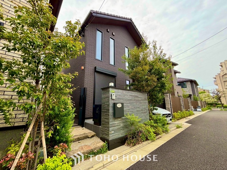 内装 【季節外れのホームホリディ】喧噪から離れ広々したリビングでゆったりと過ごす。そんな寛いだ休日もあっていい。だって『何もしない時を楽しむ』そんな贅沢な時間を愛する家族と堪能できるのだから。