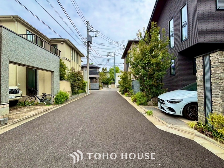 内装 【リビングルーム】天井に埋められた連続する眩い光−ダウンライト。それはまるでフライト航路のアプローチライトのように優美でロマン溢れるポジショニング。