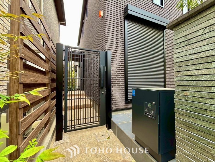 内装 【Kitchen】一歩一歩踏みしめる喜びを。光り眩い羨望のリビングへ。一歩一歩を踏みしめて家族の集う幸せの場所へ。すべてがクライマックスのマイベストホーム。