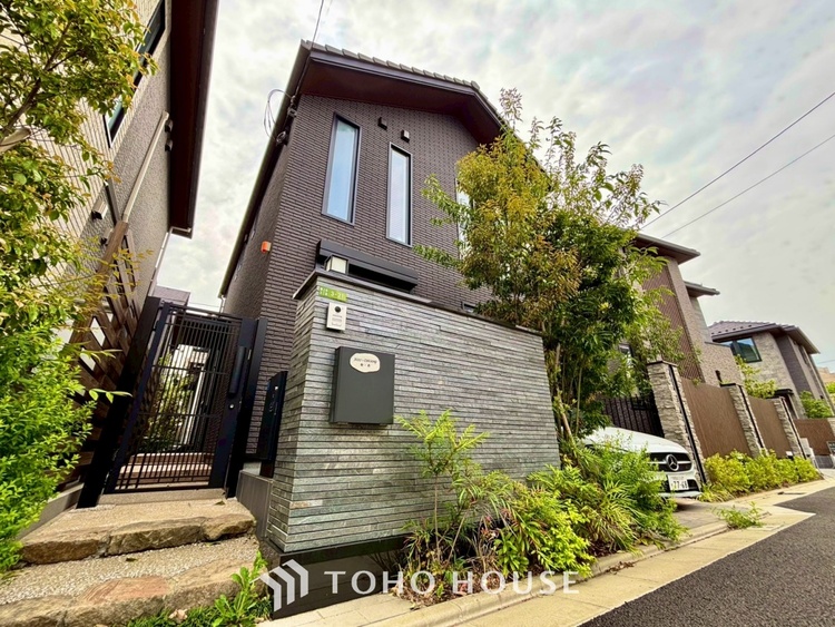 内装 【愛する人達】との幸せな時間をここで楽しむ。耐震性、デザイン、そして対面キッチンを備えたユーティリティー。何も妥協しないライフスタイル。愛する家族を大切にする人達が住まう家。