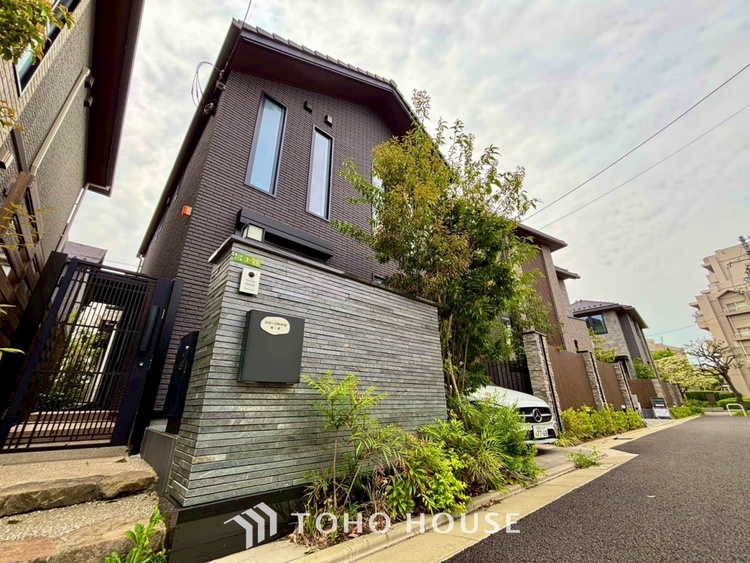 内装 【隠された美しさ】流麗な音楽が流れているような繊細でいながら整然かつ堅牢なこの空間。この空間は確かに美しい。しかし、そこには美しさ以上のものが隠されている。