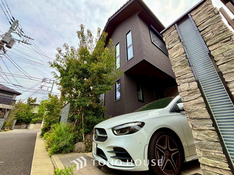 内装 【悠久の時】家族への思いを抱きながら、平和に過ごす悠久の時。あたかかく感じるのは、日当たりだけではない。広く和やかに暮らせる空間と、家族の存在を噛みしめて