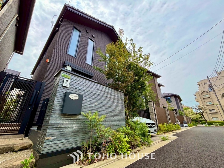 内装 【スペシャルシーン】デイリーシーンからスペシャルシーンまで様々なシーンで使用出来る、フレキシブルで飽きのこないこの空間。僕の頭の中では大好きなソファとダイニングテーブルと家族の笑顔が広がっていた