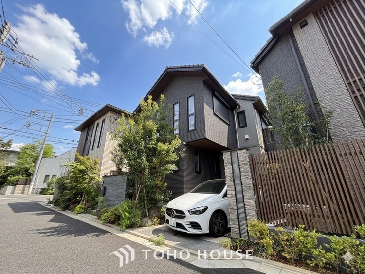 外観 窓を開けベランダに出ると当所なく広がる街と空のスクリーン。風が凪ぎ一時停止する目の前の画面の中、僕は一体何を考えていたのだろう。牧歌な街並みが僕を穏やかにさせてくれる。