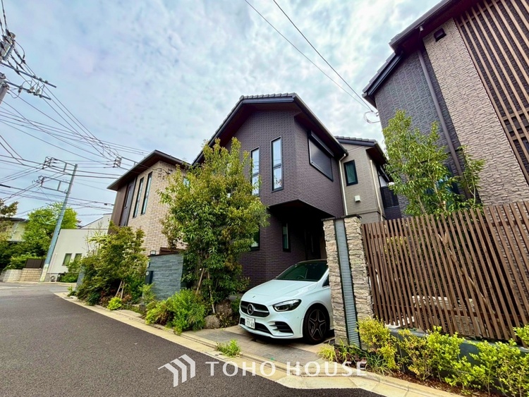 キッチン 【居心地のいい暮らし】には欠かせない眩い採光。ゆったりとした幅の窓からこの空間に降り注ぐ採光が絶えない。明るいリビングこそ居心地のいい暮らしが待っているのだと思う。