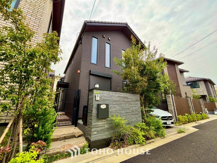 キッチン 【癒しの空間】室内構成に拘り採光とセンスを散りばめた空間。それは『柔らかさ』に似た素敵な居場所。そこに暮らす人のことを考えつくり出したものは『癒し』という心地よい居場所なんだと思う。