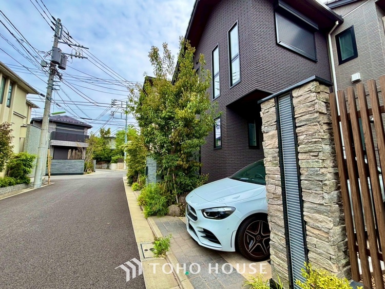 キッチン 【豪華絢爛】事も無げに美しく、伝えるには筆舌に尽くし難い。豪華絢爛や華美と言う事ではなく、住まう者にとって暮らし易く心地がいいと言う美しさがこの住まいには込められている。