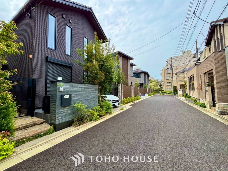 風呂 【Bathroom】奥行きが長く足を延ばしてもラクラクのスペース。体の大きい方でも嬉しいワイドサイズ。また、カビが付きにくく軽くこすれば簡単に落ちるお掃除ラクラク仕様です。