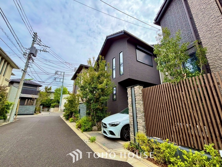 トイレ 【Toilet】トイレも全て新品に交換されており、清々しく新生活を始めることができます。白基調の清潔感のある空間に生まれ変わりました。