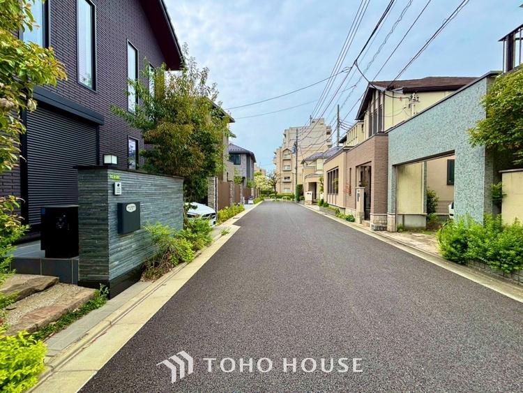 洗面 【Wash basin】十分な大きさの洗面台は収納もさる事ながら、身だしなみチェックや歯磨きなど、朝の慌ただしい時間でもホテルライクなスペースで余裕とゆとりを感じて頂けます。