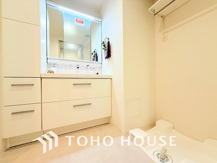 洗面 白を基調とした清潔感のある洗面室で朝の身支度を