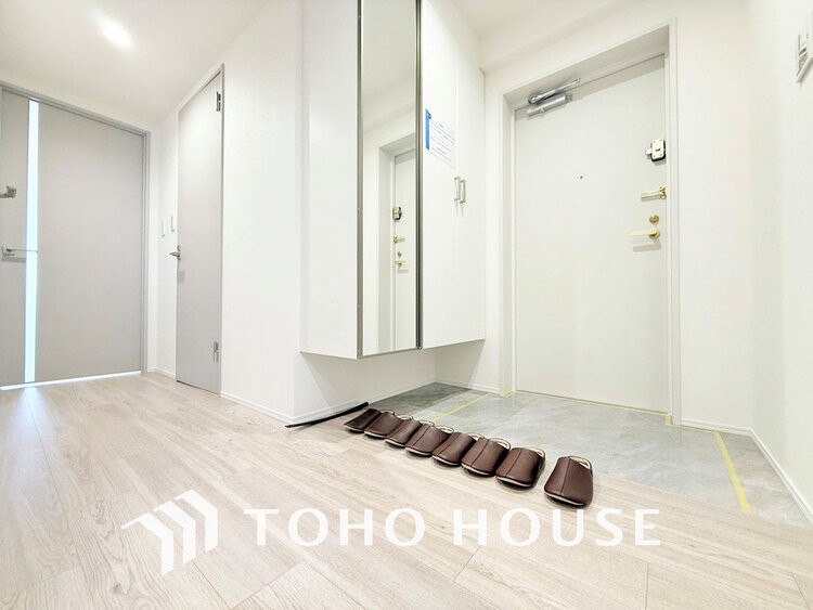 玄関 落ち着いた雰囲気の玄関、家族の帰りを暖かく迎えてくれます