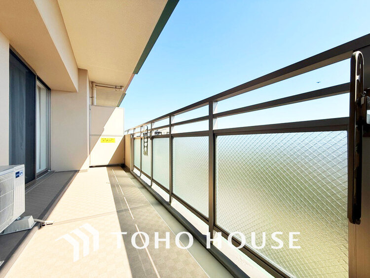 バルコニー 日当たりの良いバルコニーで晴れの日の洗濯物も楽しみになりますね