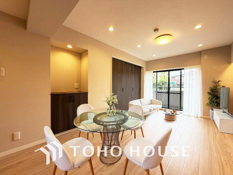 内装 明るいLDKは自然と家族が集まるコミュニケーションの場所に（家具は全てCGです）