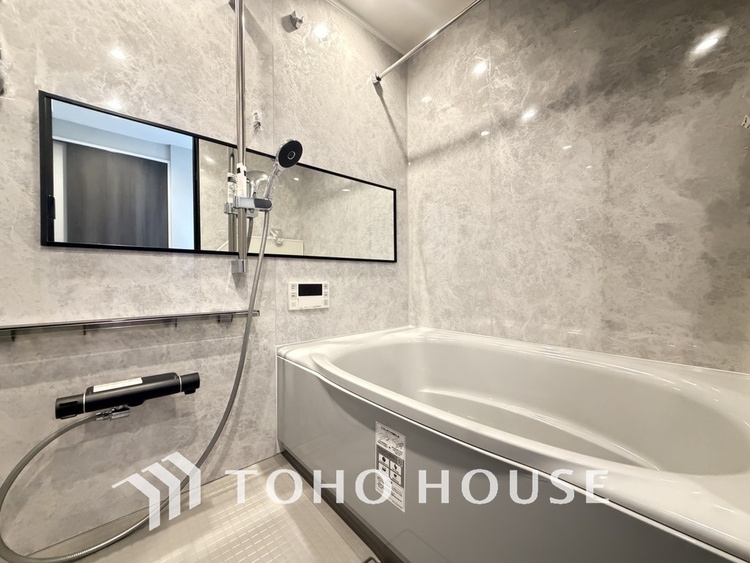 風呂 一日の疲れを癒すバスルームは、心地よいリラックスを叶える清潔感溢れる空間