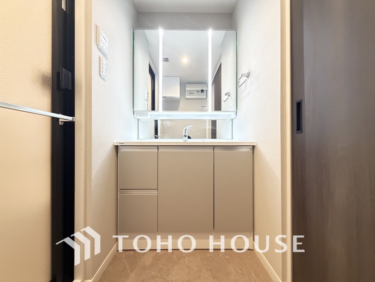 洗面 新規設置の洗面化粧台。収納豊富で使い勝手の良い3面鏡です