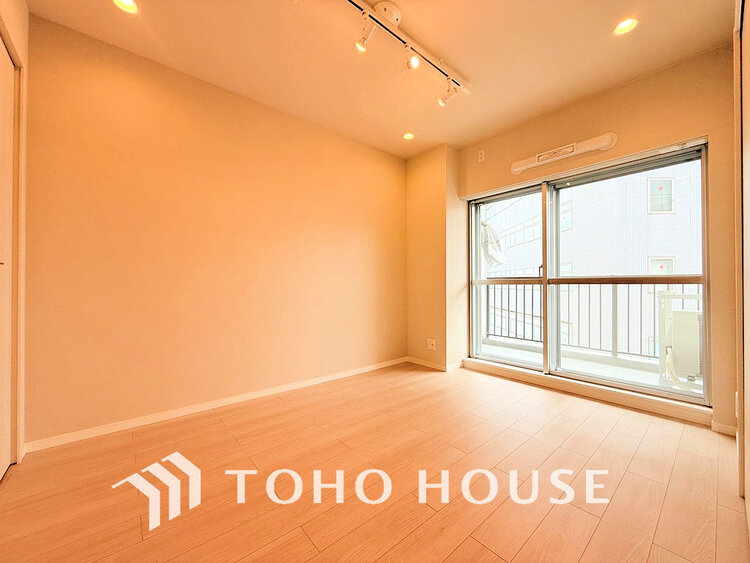 内装 採光もある洋室は、くつろぎのひと時を過ごすのにぴったり